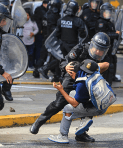 Represión en la 9 de Julio a las organizaciones sociales que reclamaban alimentos.. Imagen: NA