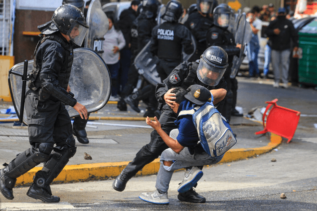 Represión en la 9 de Julio a las organizaciones sociales que reclamaban alimentos.. Imagen: NA